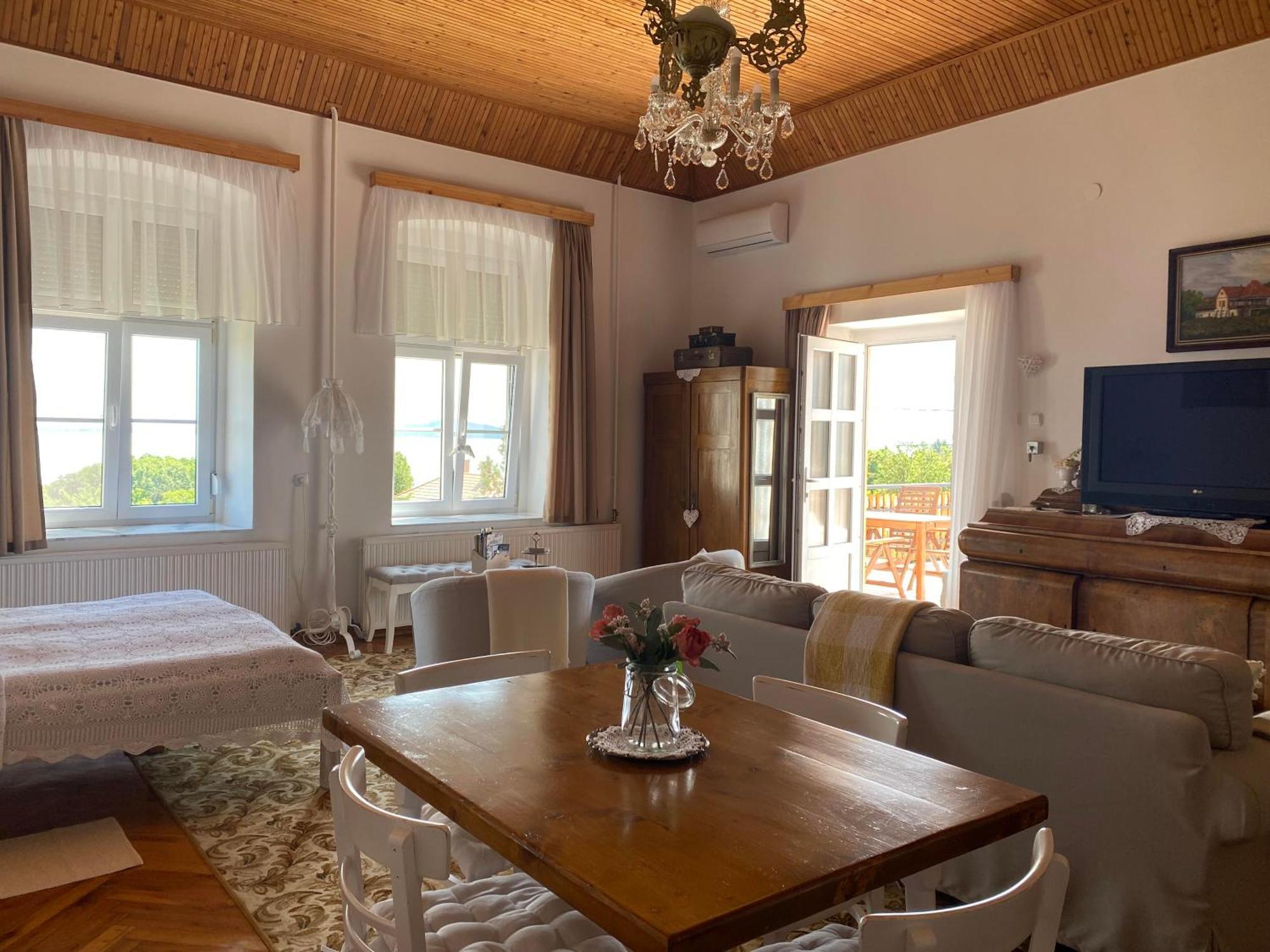 Bacchus Apartman - Borbarlang, Badacsony Бадачоньтомай Экстерьер фото